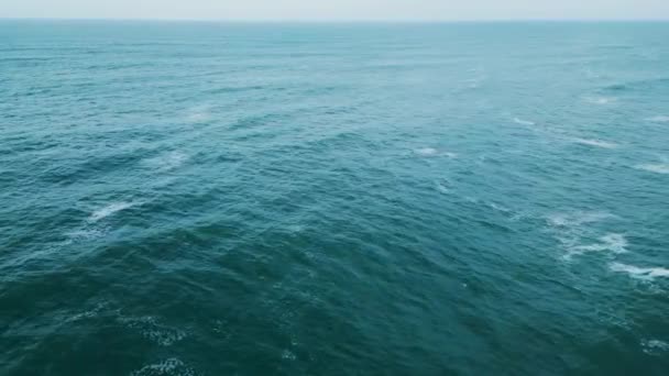 Panoramatický Letecký Pohled Večer Moře Klidný Modrý Oceán Voda Mává — Stock video