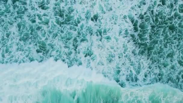 Vista Marítima Aérea Ondas Oceano Azul Turquesa Lavando Praia Areia — Vídeo de Stock