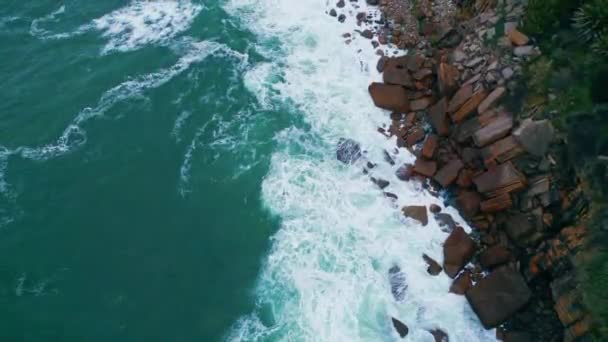 Вид Сверху Бурный Океан Разбивающий Прибрежные Камни Белой Пеной Воздушная — стоковое видео