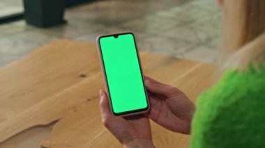 Ofiste kadın elleri kromakey telefonu yakın çekimde tutar. Yeşil ekranda haber okuyan tanınmayan iş kadını yakınlaştır. Bilinmeyen bayan patron sanal arama dinliyor. İçerideki online toplantı.