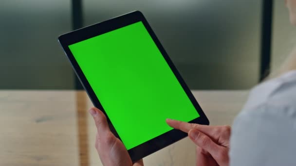 经理用手指触摸办公室的绿屏平板电脑 在室内单独使用彩色按键选项卡装置关闭匿名妇女 工作场所的女商人手在网上敲打模拟电脑 — 图库视频影像