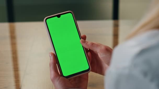 Mulher Mão Rolagem Verde Tela Telefone Interior Closeup Empresária Desconhecida — Vídeo de Stock