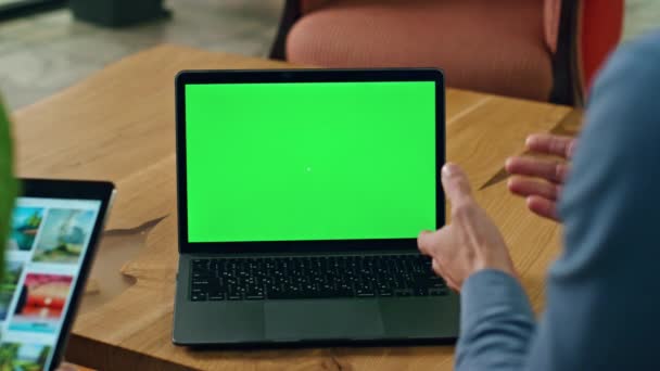 Homem Gesticulando Mãos Chromakey Laptop Bate Papo Dentro Casa Closeup — Vídeo de Stock