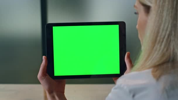 在办公室看绿屏平板电脑的女装 在橱柜里 金发女人手拿着一个水平的铬色标签 不知名的女商人在看模拟电脑 老板一个人坐在模版垫上 — 图库视频影像