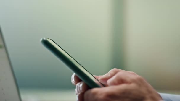 Geschäftsmann Reicht Messaging Telefon Geschlossenen Räumen Ernsthafter Mann Tippt Handy — Stockvideo
