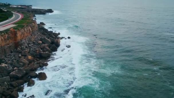 Вулканический Вид Прибрежных Пород Вымыл Пенные Океанские Волны Сверхмедленным Движением — стоковое видео