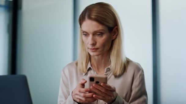 Gerichte Vrouw Sms Telefoon Kantoor Portret Serieuze Zakenvrouw Typen Smartphone — Stockvideo