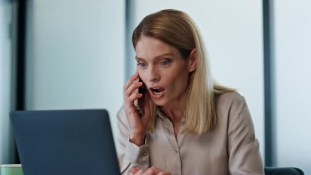 Gagnant Excité Téléphone Appelant Bureau Entreprise Gros Plan Femme Affaires — Video