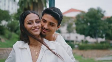 Romantik randevularda kucaklaşan tutkulu çift doğa yakın plan. Seksi maço adam arkasını kucaklayan Latin kadın gözlerini kapadı. Şehvetli aşıklar parkta flört ediyorlar. Sevecen kız arkadaş, sevimli atmosfer.