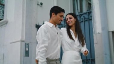 Şehre yakın bir yerde gezen sevimli bir çift. Şehirli bir yerde sevgilisiyle çıkan neşeli bir kız. Eski mimariyi kucaklayan romantik insanlar. Mutlu flört çifti dinlenirken eğleniyor.