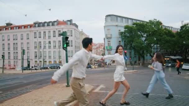 Pareja Excitada Corriendo Por Calle Urbana Hombre Positivo Mujer Divirtiéndose — Vídeos de Stock