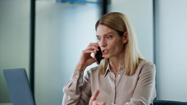 Sakin Yönetmen Ofiste Akıllı Telefondan Konuşuyor Ciddi Bir Kadını Cam — Stok video