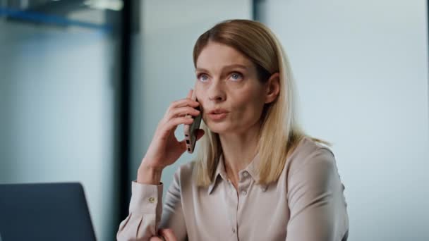 Mujer Negocios Confianza Hablando Teléfono Celular Interior Oficina Primer Plano — Vídeos de Stock