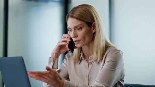 Σοβαρός Διευθυντής Συζητάει Για Τηλεφωνήματα Εσωτερικούς Χώρους Συγκεντρωμένη Γυναίκα Μιλάει — Αρχείο Βίντεο