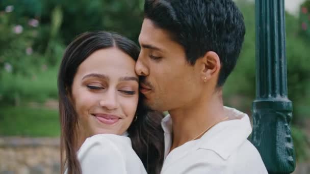 Les Gens Affectueux Embrassant Près Jardin Épris Hispanique Embrassant Une — Video