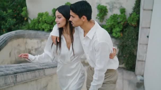 도시의 계단을 건너는 배우자를 가슴에 로맨틱 경관을 여자와 키스하는 거리에서 — 비디오