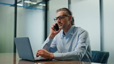 Sinirli iş adamı akıllı telefon diye bağırıyor. Konferans odasında cep telefonu tartışması sinirlerimi gerdi. Ofiste telefonla iş arkadaşına bağıran kızgın bir iş adamı.