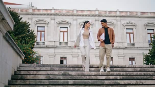 Étudiants Intelligents Promener Escaliers Après Examen Couple Amis Détendus Discutant — Video