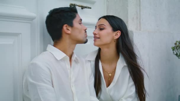 Affectueux Homme Embrassant Femme Endroit Urbain Gros Plan Copain Mignon — Video