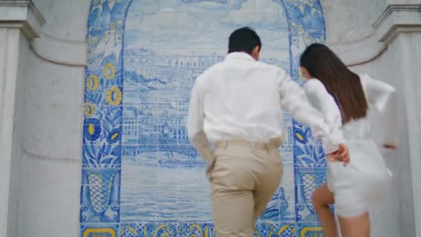 Romantický Pár Běžící Schodech Nadšení Milenci Drží Ruce Dívají Azulejo — Stock video