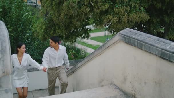 这对感情伴侣在城市里跑楼梯 兴奋的男人在女人身上打转 幸福的夫妇拥抱在城市风景的地方 拉丁情人享受蜜月的浪漫时光 人际关系概念 — 图库视频影像