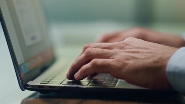 オフィスのクローズアップでノートパソコンのキーボードをテキストメッセージを手 知られていないビジネスマンは 夕方の職場でクライアントに電子メールを書いている ボタンを押すとコピーライターの指が開きます — ストック動画