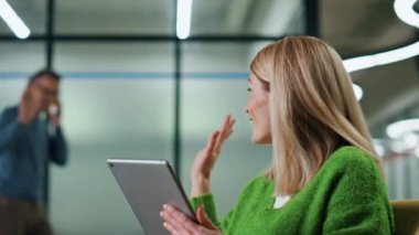 Heyecanlı girişimci ofis salonundaki iş adamını selamlıyor. Gülümseyen iş kadını lobide tablet konuşuyor. Koltukta oturan, bilgisayarla iletişim kuran olumlu bir bayan. Arkadaş canlısı patron hesabı arıyor.