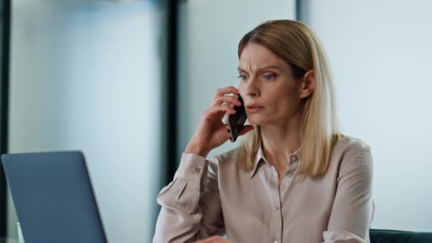 職場の閉鎖で電話をかけるストレスのある起業家 オフィスで議論されている仕事上の問題に反応してショックを受けたマネージャー 怒りを感じる手をジェスチャービジネスの女性混乱 プロジェクト危機の概念 — ストック動画