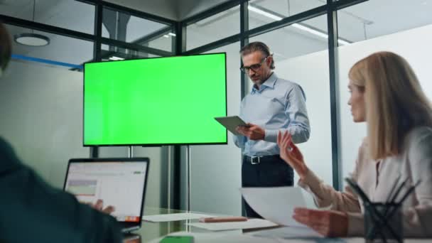 Бізнесмен Презентує Стратегію Зеленого Екрану Приміщенні Бізнес Тренер Окулярів Викладає — стокове відео