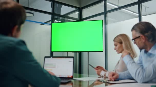 商业伙伴在室内使用绿色荧幕电视 穿着严肃的人喜欢在现代办公室展示色键 同事一起在会议室听模拟会议 — 图库视频影像