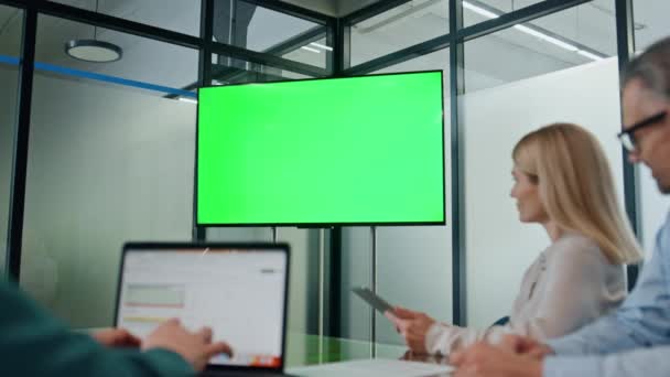 办公室同事期待铬钥匙演示特写 严肃的人喜欢在绿色大荧幕电视上开会 商业团队一起在会议室工作 重点合作伙伴观看网络研讨会 — 图库视频影像