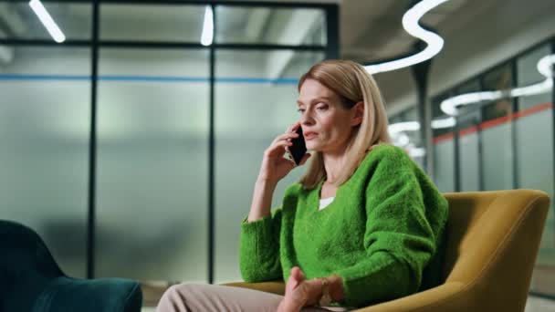 Ofisin Içinde Cep Telefonundan Konuşan Kendine Güvenen Bir Kadını Direktör — Stok video