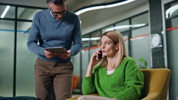 Mujer Enfocada Hablando Smartphone Salón Compañero Negocios Trayendo Tableta Consultoría — Vídeos de Stock