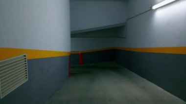 Parlak lambayla aydınlatılmış uzun ve boş bir giriş koridoru. Geniş koridor manzarası gri sarı renkler boyadı. Tavanda havalandırma ızgaraları olan sanayi binası. İçerideki yapı.