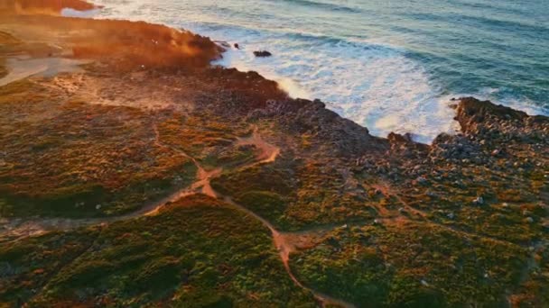 Pôr Sol Incrível Costa Rochosa Com Ondas Oceânicas Espumosas Vista — Vídeo de Stock
