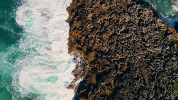 Ισχυρά Κύματα Ωκεανού Συντρίβονται Παράκτιους Βράχους Λευκό Αφρό Αεροφωτογραφία Όμορφη — Αρχείο Βίντεο