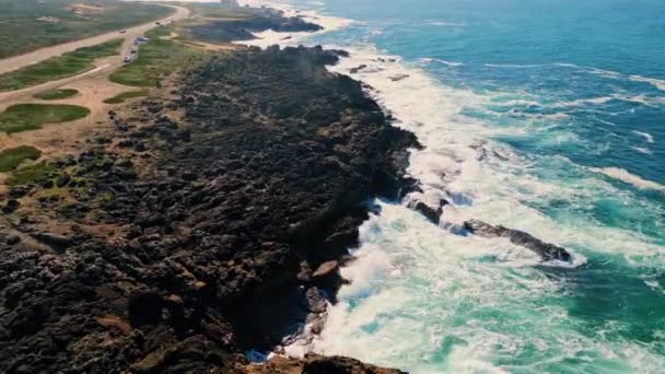 Блакитні Океанічні Хвилі Підозрюють Ламаються Кам Яній Береговій Лінії Сонячний — стокове відео