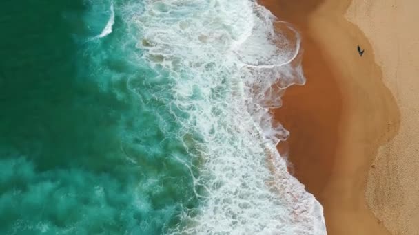 夏の週末の航空ビューで美しい泡立つ砂のビーチ 黄金の海岸線で回転するターコイズブルーの海の波は 動きが遅い 深い青い海の泡の波を満たす素晴らしい海岸線 風光明媚な熱帯の楽園 — ストック動画