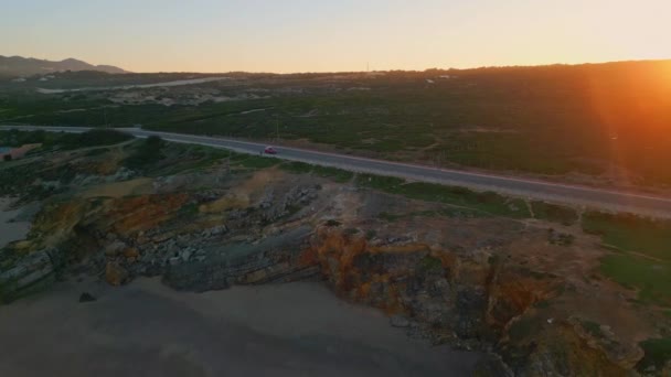 Drone Schot Pittoreske Asfaltweg Prachtige Natuur Zomer Zonsondergang Eenzame Auto — Stockvideo