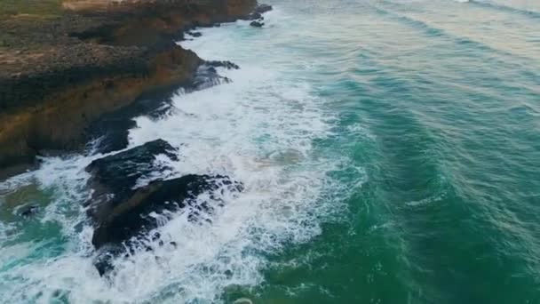 Прекрасный Пенный Голубой Океан Брызгает Скалистое Побережье Вид Воздуха Потрясающий — стоковое видео
