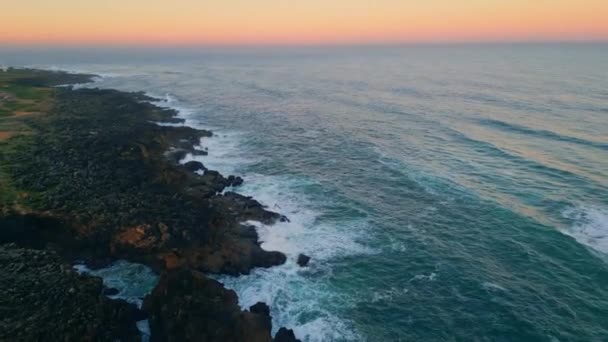 Güzel Sahil Sabah Manzarası Köpüklü Deniz Dalgaları Kayalık Kıyıları Yıkıyor — Stok video