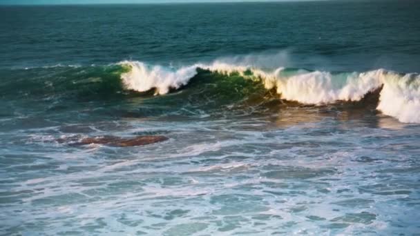 Weiße Meereswellen Wälzen Sich Sonnigen Tagen Der Küste Zeitlupe Quellende — Stockvideo