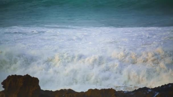 Белые Морские Волны Ударяются Скалы Пляжа Замедленной Съемке Пена Бушует — стоковое видео