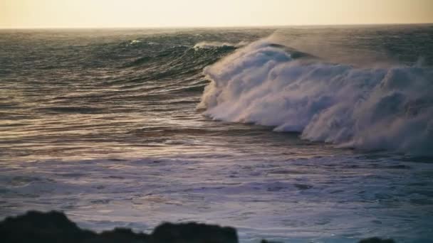 Poderosa Superfície Quebra Ondas Oceânicas Dia Sombrio Surfe Tempestuoso Costa — Vídeo de Stock
