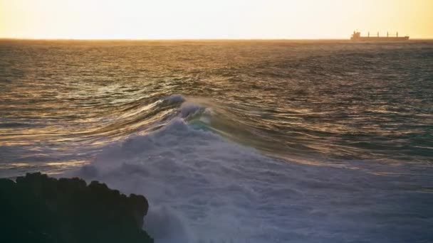 Ondas Mar Calmas Rolando Até Costa Rochosa Sílhueta Navio Solitário — Vídeo de Stock