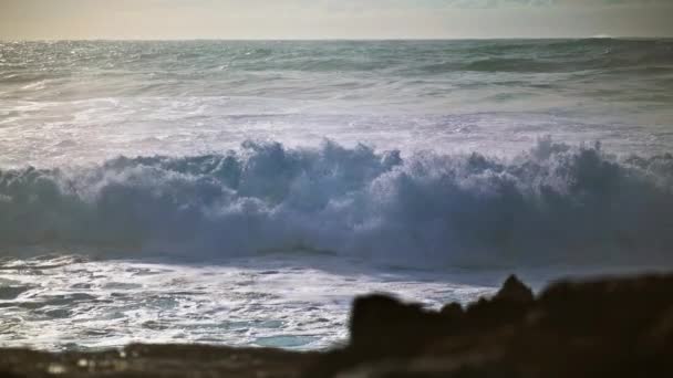 Ocean Surf Bater Costa Dia Ensolarado Ondas Tempestuosas Extremas Salpicando — Vídeo de Stock