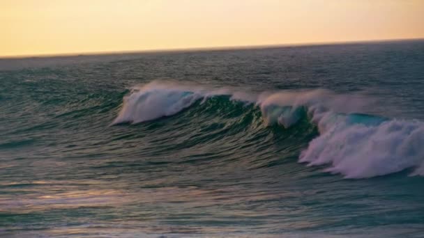 Stürmisches Ozeanwasser Wälzt Sich Superzeitlupe Trüben Tagen Brechen Schäumende Wellen — Stockvideo