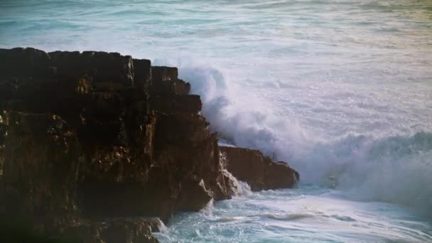 Драматическое Море Разбивает Скалу Бурный День Мощные Волны Бьющиеся Скалы — стоковое видео