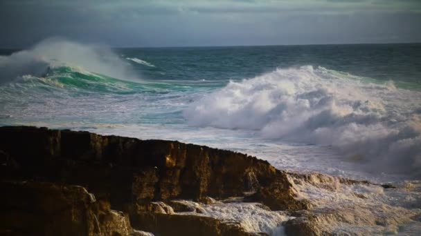 Riesige Wellen Brechen Den Felsigen Strand Superzeitlupe Mächtige Meeresbrandung Rollt — Stockvideo