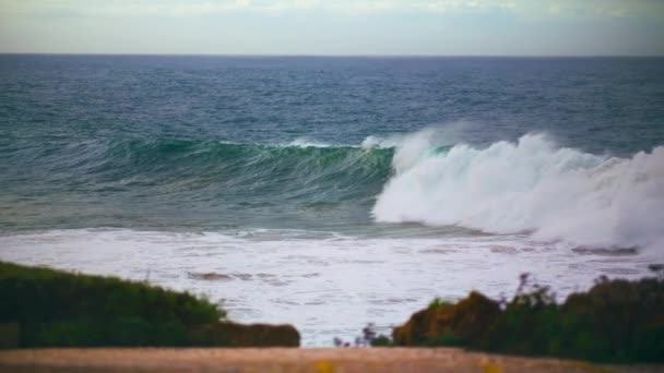 Ondas Oceânicas Rolar Câmara Lenta Mar Escuro Tempestuoso Quebrando Recife — Vídeo de Stock